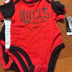 Chicago Bulls Baby Onesie Set